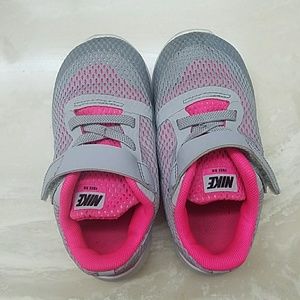Girls nike free runs
